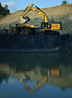 Die europaweite Einf&uuml;hrung der Kettenbagger der Serie E, wie der neue Cat 329E, 336E und 349E, wird ebenfalls auf der steinexpo erfolgen. Auf der Messe werden Zeppelin Mitarbeiter das effiziente Laden und Transportieren unter realistischen Einsatzbedingungen demonstrieren, wie hier mit dem neuen Cat Kettenbagger 349E und dem neuen Cat Dumper 740 der k&uuml;rzlich eingef&uuml;hrten B-Serie. 