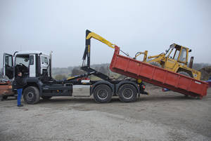 POWER Abrollkipper mit extrem flachem Aufzugswinkel im Einsatz in der Baubranche POWER Abrollkipper mit extrem flachem Aufzugswinkel im Einsatz in der Baubranche