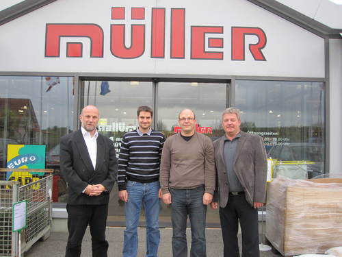 Foto von links: Nach Vertragsabschluss: J&uuml;rgen Schneider (Vertriebsleiter Holder), Christian M&uuml;ller und Ewald Heppt (beide M&uuml;ller Landtechnik), Werner Kraus (Gebietsverkaufsleiter Holder)