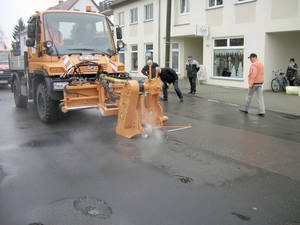 Die Fr&auml;sleistung betr&auml;gt in der Breite bis 500 mm bei einer stufenlos einstellbaren Tiefe zwischen 0 und 100 mm. Entstehender Fr&auml;sstaub wird durch eine Wasserberieselung abgemildert.