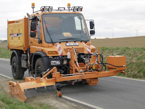 Der Arbeitsbalken der Bankettfr&auml;se l&auml;sst sich um 800mm seitlich ausziehen