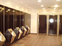 In edler Optik erscheint der neue Urinalbereich des WC-Centers am Stachus 