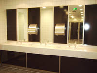 Hochwertige Materialien: Waschtisch aus robustem Corian und Stahl-Emaille 