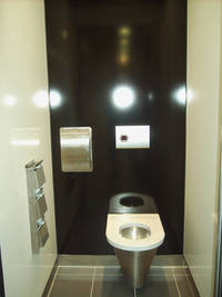 Ber&uuml;hrungslose Sp&uuml;lausl&ouml;sung und hochwertige, hygienische Materialien sind Standard in allen WC-Kabinen