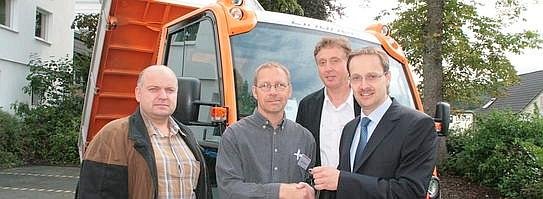 B&uuml;rgermeister Uwe Schmalenbach &uuml;bergibt dem Leiter des Bauhofes, Thomas Deitmerg, den Schl&uuml;ssel f&uuml;r das neue Bauhoffahrzeug. Mit im Bild Fachbereichsleiter Lothar Weber und der Vorsitzende des Betriebsausschusses, Frank Pierskalla