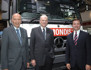 Auf der IFAT ENTSORGA 2010 &uuml;bergaben Ulrich Bastert (li.), Leiter Vertrieb Mercedes-Benz Lkw, und Michael Dietz (re.), Leiter Beh&ouml;rden- und Sonderfahrzeuge des Mercedes-Benz Vertrieb Deutschland (MBVD), das Jubil&auml;ums-Fahrzeug, einen Mercedes-Benz Actros 2532 L als Abfallsammelfahrzeug, an Norbert Rethmann, Ehrenaufsichtsratsvorsitzender der Rethmann-Gruppe. 