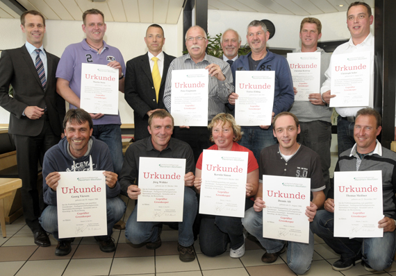 Zehn &bdquo;Gepr&uuml;fte Greenkeeper Sportplatz und Freianlagen