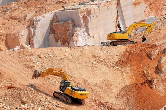 Der New Holland Raupenbagger E485B arbeitet an steilen H&auml;ngen und kann problemlos bis zu 30 t schwere Marmorbl&ouml;cke bewegen