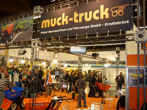 muck-truck Stand: zufriedene Stammkunden und Neuinteressenten in Fachgespr&auml;chen mit unseren Mitarbeitern.