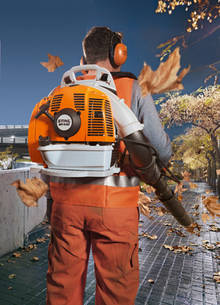 Selbst nasses Laub und Abf&auml;lle bis zur Getr&auml;nkedose kapitulieren vor dem kraftvollen Luftstrahl der Blasger&auml;te STIHL BR 350 und BR 430 (Abbildung) und lassen sich schnell und einfach zusammenfegen.