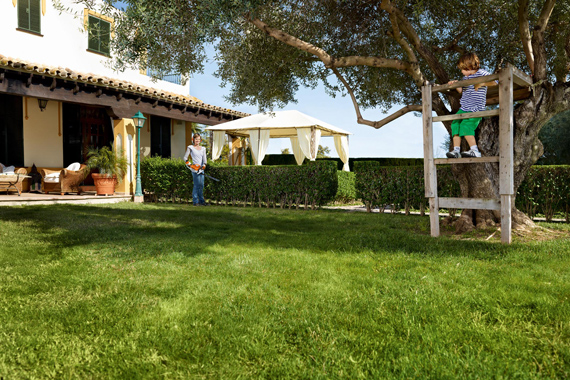 Die neue Benzin-Heckenschere STIHL HS 46 macht jeden Heckenschnitt im Garten zur einfachen Disziplin. 