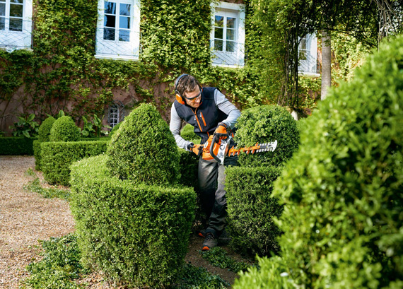 Leicht und wenig Vibrationen: Die Benzin-Heckenschere STIHL HS 56 C-E schont Kr&auml;fte bei der Grundst&uuml;ckspflege.