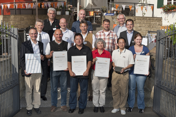 Die beiden Vertreterinnen Frau Maria Jo&atilde;o Vieira (Gesch&auml;ftsf&uuml;hrerin, im Hintergrund) und Frau Grace Casanova (Vertrieb/Kundenservice, im Vordergrund) der Firma Bahco Oberg Ferramentas S.A. nehmen stolz die Urkunde zum Lieferanten des Jahres 2005 entgegen. &Uuml;berreicht wurde die Urkunde von Dr. Bertram Kandziora (Vorstandsvorsitzender) und Herrn Klaus Baumbach (Leiter Einkauf Serienmaterial).