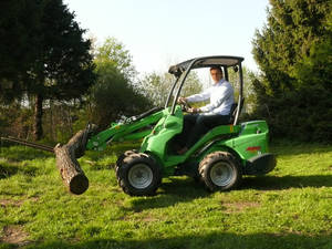 J&ouml;rg Butt, Torwart des FC Bayern, setzt AVANT Multifunktionslader ein 