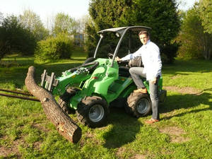 J&ouml;rg Butt, Torwart des FC Bayern, setzt AVANT Multifunktionslader ein 