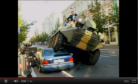 B&uuml;rgermeister &uuml;berf&auml;hrt Auto mit Panzer