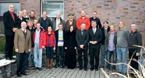 In Anwesenheit von Dr. Karl Sch&uuml;rmann, Gesch&auml;ftsf&uuml;hrer des VGL NRW (vorn l.), Guido Manzke, Pr&auml;sident der DGfnB (5.v.r.) und Rudolf Horstmann, Lehrgangs- und Fachbereichsleiter der DEULA (hinten l.), konnten die Absolventen des Lehrgangs 2010 ihre Urkunden in Empfang nehmen. Fotos: DEULA Die im Bundesverband DEULA e.V.