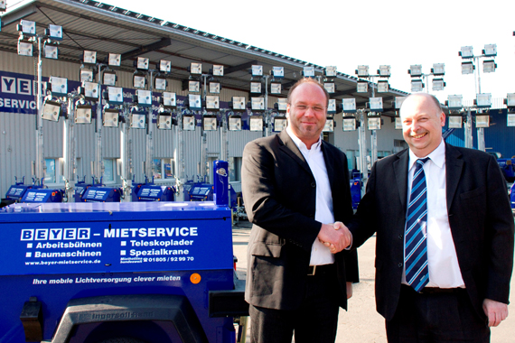 Dieter Beyer (links, Gesch&auml;ftsf&uuml;hrer Beyer Mietservice) &uuml;bernimmt die Lichtmasten per symbolischem Handschlag von Klaus-Peter Thomsen (rechts, Key-Account-Manager Doosan)