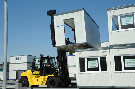 Stapler mit Spreadervorrichtung zur Bereitstellung der Container