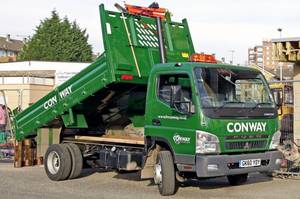 FM Conway, eines der größten britischen Hoch- und Tiefbau- sowie Straßenbau-Unternehmen, wird zukünftig den Fuso Canter Euro 5 mit EEV für seine Arbeiten in der Low Emission Zone von London einsetzen. Dazu hat das Unternehmen mit Sitz in Dartford, Kent, jetzt 31 Canter 7C15 mit Kipper-Aufbau geordert.
