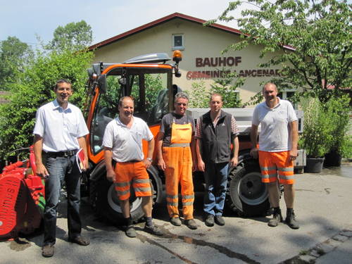 Auf dem Bild von links: Joachim Schmid von der Firma Wohlgschaft, Bauhofleiter Hugo Manninger und die Fahrer Martin R&ouml;schle, Johannes M&uuml;hlhaupt und Norbert Herder