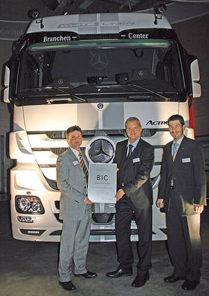 Thomas Witzel (Vertriebschef Mercedes-Benz LKW Deutschland, Mitte), Volker Seitz (Kögel, links), Matthias Schiegl (Kögel, rechts) 