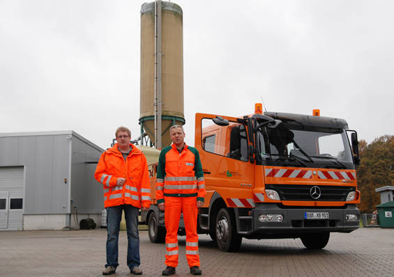 Das Team des Interkommunalen Bauhofes, hier Leiter Ralf J&uuml;rgens (l.) und Hermann Brinkhaus vor einem der Salzsilos, hat alle n&ouml;tigen Vorbereitungen f&uuml;r den Winterdienst getroffen.