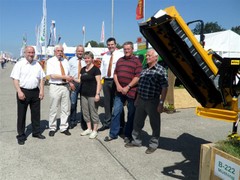 Im Bild von links: Wolfgang Bilz (stellvertretender B&uuml;rgermeister Deutschneudorf), Dr. Michael M&uuml;thing (GF Fa. M&uuml;thing), Carsten Oswald (Aussendienstmitarbeiter Fa. Kurzenknabe), Astrid Fiedler (GF Fa. Kaden), Stefan Schr&ouml;der (VL Fa. M&uuml;thing), Heinz Kempusz (Benutzer des neuen M&uuml;thing Mulchers), Heinz Kaden (Seniorchef Fa. Kaden)