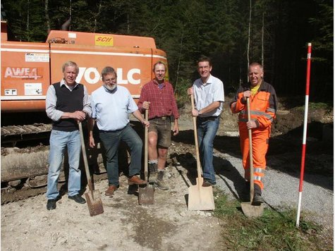 F&uuml;r die Samerberger Bauhoferweiterung wurde nun der &bdquo;erste Spatenstich&ldquo; vorgenommen. Von links: Planer Claus Lerche, 2. B&uuml;rgermeister Wolfgang Maurer, Bauunternehmer Robert Gsinn, 1. B&uuml;rgermeister Georg Huber und Bauhofleiter Peter Lankes.