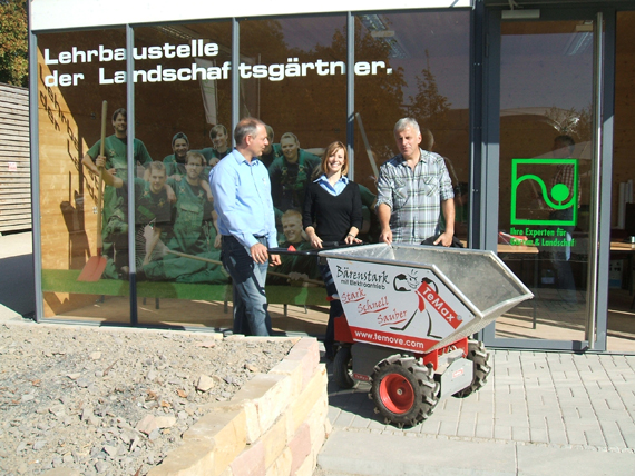 v.l.: Frau B&uuml;hler (Marketingleitung Temove); Herr Reinshagen (Fachberater Temove); Herr Fink( Nachwuchsf&ouml;rderung im Galabau beim Verband Garten-, Landschafts- und Sportplatzbau Rheinland-Pfalz und Saarland e.V.)