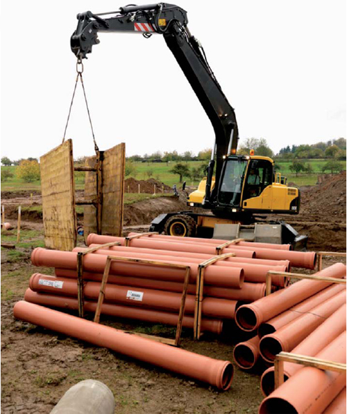 Eine Messebaustelle wie aus dem aktuellsten Lehrbuch f&uuml;r Praktiker: Im Baden Airpark werden Verbau und Rohrverlegung nicht nur ge&uuml;bt&hellip; (Foto: VolvoCE) 
