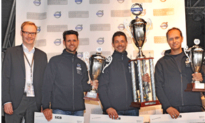 Olof Persson (links), CEO Volvo-Konzern, lie&szlig; es sich nicht nehmen, um pers&ouml;nlich den drei bestplatzierten Baumaschinenfahrern, Othmar Pletzer, Yves Jans, Martin Moser, zu gratulieren.