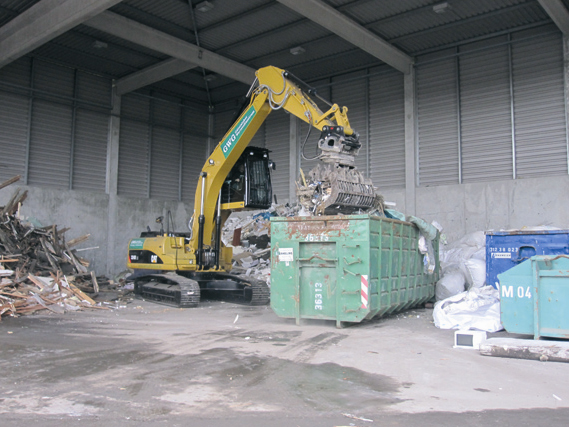 Die G&uuml;tersloher Wertstoffzentrum GmbH setzt seit August 2010 einen neu-en Cat Kettenbagger 324DLN ein. Die Besonderheit der Baumaschine ist eine hydraulisch hochfahrbare Kabine &ndash; eine Spezialanfertigung. Sie ver-schafft dem Fahrer einen guten &Uuml;berblick &uuml;ber s